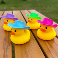 Accessoires de voiture cool avec collier de chapeau et lunettes de soleil, canard en caoutchouc, ornements de voiture, décorations de tableau de bord de voiture