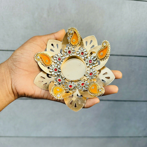 Support de bougie décoratif artisanal en forme de lotus doré, style indien traditionnel Meenakari, avec plateau floral Diya pour Diwali - Product Image 1