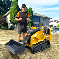 Chargeuse compacte portative avec design ergonomique et système de commande simple, idéale pour les débutants en exploitation agricole
