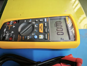 Fluke 1587FC Megóhmetro de valor eficaz verdadero/probador de resistencia de aislamiento y multímetro usado - Product Image 2