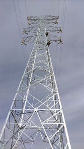 Tour de transmission de ligne électrique haute tension avec une structure en acier galvanisé robuste pour installation extérieure - Product Image 3