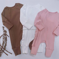 Bas quantité minimale de commande fabricant de couleur personnalisée couleur unie côtelé coton barboteuse hiver infantile enfant en bas âge vêtements à manches longues enfants combinaison