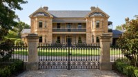 Portail automatique de luxe en fer forgé français LINCAI |   Clôture à piquets à motif étoilé forgée à la main, assortie au garde-corps de balcon et à l'entrée
