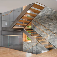 Escalier d'usine intérieur au design moderne avec garde-corps en verre et marches en chêne, escalier droit