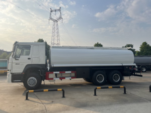 Camión Cisterna de Combustible Sinotruk HOWO 6x4 de 10 Ruedas, Camión Dispensador de Diésel Móvil de 20000 Litros - Product Image 6