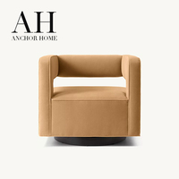 Fauteuil club élégant en bouclette blanche de style nordique, avec accoudoirs fluides, base en bois de frêne durable et rembourrage doux, idéal pour suite d'hôtel individuelle.