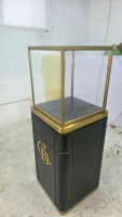 Vitrine à bijoux haut de gamme en verre trempé noir et or avec éclairage LED, écologique, étanche, taille personnalisable, pour centre commercial YIZHAN