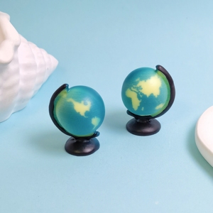 Breloques mini globe en résine 30*22mm, sac de 100 pièces, perles carte du monde, mini cabochons globe, décorations de bureau - Product Image 3