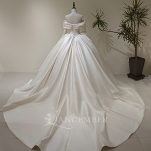 LY103 Vestido de novia glamuroso de satén con cuello barco y corte imperio, con corsé - Product Image 3