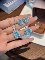 Ensemble de bijoux 3 pièces en or blanc 18 carats avec diamant Paraiba de laboratoire, pierre précieuse ovale, bague halo baguette, boucles d'oreilles et pendentif, bijoux fins