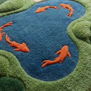 Tapis en laine tuftée texturée motif bassin de koïs et mousse irrégulière, avec détails de poissons bleus et oranges, pour Chambre, Salon, Chambre d'enfant, Enfants, Vente en gros - Product Image 2