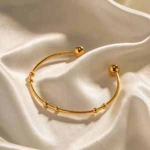 Brazalete Abierto Ajustable de Acero Inoxidable Minimalista con Cuentas Geométricas Cristianas Chapado en Oro de 18K Fanyue para Mujer - Product Image 1