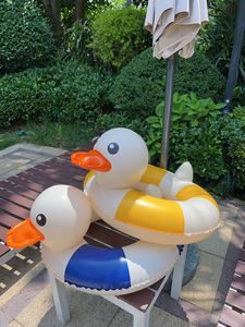 Anillo de natación inflable a granel al por mayor para niños, diseño de flotador de piscina de pato con círculos azules y amarillos, material de PVC - Product Image 6