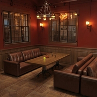 Ensemble de bar en bois massif de style américain rétro pour salle à cigares, café, lounge whisky, combinaison monoplace personnalisable, usage commercial
