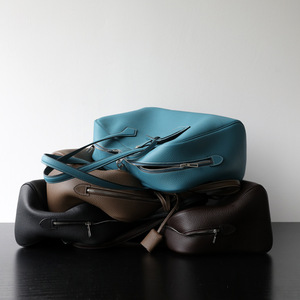 Sac Boston de luxe léger pour femme en cuir véritable, à porter à la main, à l'épaule ou en bandoulière, avec fermeture éclair, durable et imperméable - Product Image 3