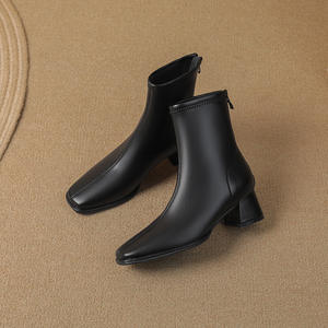 Nouvelles bottes de neige à la cheville tendance et polyvalentes pour femmes, talons épais, dessus en cuir véritable, semelles antidérapantes pour l'automne/hiver - Product Image 4