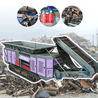 Déchiqueteuse mobile sur chenilles pour grandes quantités de ferraille : tôles d'acier colorées, fûts d'huile, coques de voitures, carrosseries, profilés en aluminium