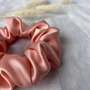 Logotipo personalizado Etiqueta Tamaño Midi Seda Elástica Banda de goma Coleta Titular 100% Mulberry Real Silk Scrunchies - Product Image 5