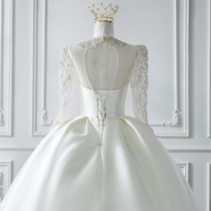 ओफेलीसा लक्जरी शाही राजकुमारी सैटिन गेंद का गाउन, जो भव्य समारोहों के लिए फूलों की लंबी आस्तीन के फीके साथ बिच गया - Product Image 6