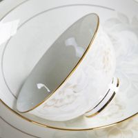 Services de table de diverses spécifications à prix raisonnable, ensembles de tasses en céramique et porcelaine fine, style anglais, conformes aux normes alimentaires.