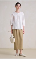 Kemeja Linen Putih Kancing Depan Lengan Tiga Perempat Model Longgar Artistik untuk Wanita, Musim Panas 2026, Gaya Cina Baru, Kerah Bulat