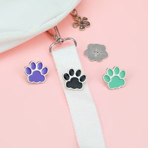 Alfileres de Metal de gato de dibujos animados personalizados de fábrica de China, alfileres esmaltados de Anime coloridos para Año Nuevo, Halloween y aniversarios, técnica de fundición - Product Image 2