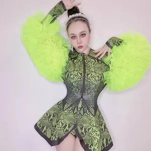 Conjunto de ropa de club nocturno para mujer, traje Sexy fluorescente con estampado de serpiente verde, mangas con volantes, pelacables, traje de actuación con calzado
