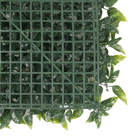 Panneau mural de haie artificielle 50x50cm en herbe verte avec feuilles de buis et fleurs rouges pour la décoration paysagère et commerciale