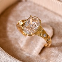 Un anneau de style identique à celui de Taylor Swift, avec un design sculpté à la main de type « Old Mine Cut », qui a attiré l'attention des médias mondiaux