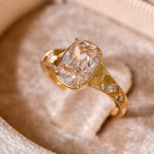 Un anillo con el mismo estilo que el de <span class=keywords><strong>Taylor</strong></span> <span class=keywords><strong>Swift</strong></span>, un diseño tallado a mano con corte de mina antiguo que ha recibido atención mediática global - Product Image 4