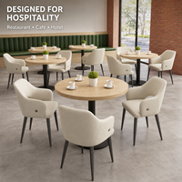 Tables et chaises de restaurant, fauteuil beige avec base croisée pour aménagement de cafés et plans de sièges pour hôtels