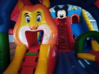 Grand château gonflable de parc d'attractions pour enfants avec toboggan, thème Mickey Mouse, pour l'aventure et les obstacles en plein air