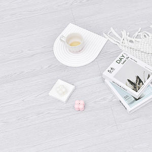 Venta al por mayor de revestimientos de suelo de <span class=keywords><strong>vinilo</strong></span> de PVC antiestáticos Durable precio bajo rollo de estilo de <span class=keywords><strong>madera</strong></span> para sala de estar antideslizante superficie lisa - Product Image 2