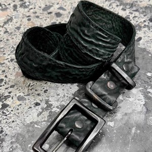 Ceinture unisexe à boucle ardillon en cuivre artisanale Pioneer, style punk texturé foncé, avec finition plastique effet cicatrice et motif hanche de cheval - Product Image 1