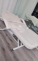 Table de massage en métal au design moderne réglable, chaise de tatouage et de piercing bon marché avec élévation confortable, livraison dans votre pays