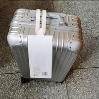 Impression personnalisée de Logo imperméable, étiquettes de série de données variables, étiquettes personnalisées de bagages en pvc pour animaux de compagnie, cintre de carte de porte