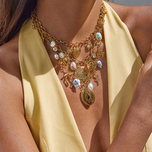 Colgantes de Acero Inoxidable con Baño de Oro de 18K: Perlas, Mariposas, Flores, Piñas, Corazones y Cajas de Fotos – Joyería de Regalo - Product Image 2