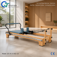 Reformer de Pilates en bois de chêne bleu ardoise avec barre de repose-pieds réglable sur toute la longueur pour l'entraînement en studio contemporain