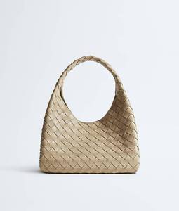 Sac à bandoulière Bottega BV Travel Campana avec silhouette archivistique en cuir Intrecciato souple et fermeture à nouer Veneta - Product Image 1