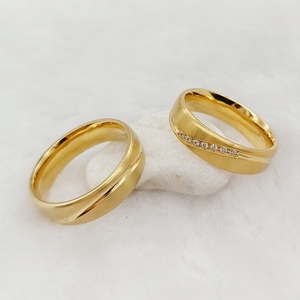 Vente en gros de bagues en acier inoxydable plaqué or 18 carats, bijoux fins, alliances pour amoureux, bagues de fiançailles assorties, cadeau de <span class=keywords><strong>couple</strong></span> - Product Image 3