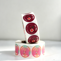 Rouleaux d'autocollants adhésifs en vinyle brillant imperméables avec formes de logo personnalisées, couleurs CMYK en option pour l'emballage de produits artisanaux