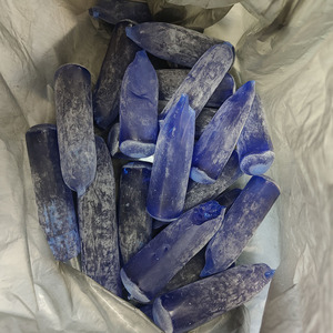 Pierres précieuses synthétiques en spinelle bleue cobalt non taillées, nouveau matériau synthétique en spinelle pour la fabrication de pierres précieuses en vrac. - Product Image 2