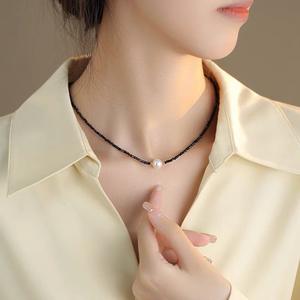 Collier en perles naturelles pour femmes avec chaîne de clavicule en cristal noir, design de niche, collier de tempérament, collier à perles tendance - Product Image 4