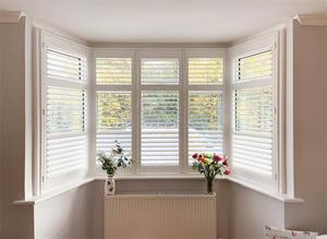 Persiane Orizzontali Quadrate <span class=keywords><strong>in</strong></span> <span class=keywords><strong>Legno</strong></span> per Esterni dal Design Moderno <span class=keywords><strong>con</strong></span> Ventilazione, Facili da Pulire, Ideali per Finestre Superiori e Uso Alberghiero - Product Image 5