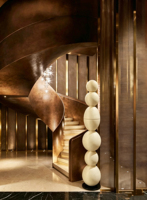 Sculpture de sol en macramé en forme de sphère empilée, multicolore, design original et exclusif, pour la décoration des halls d'hôtel et des galeries