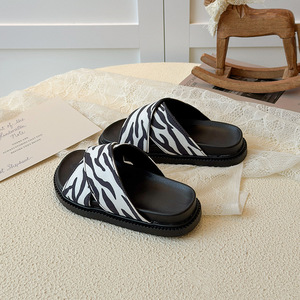 Sandali Estivi Nuovi 2026 per Bambine Stile Coreano con Stampa Leopardata/Zebra, Ciabatte Slip-On con Suola in Tendine di Manzo - Product Image 4