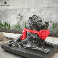 Sculpture de lion antique en bronze sur mesure, statue de lion religieuse moulée à la main pour l'entrée d'une église, d'une cathédrale, d'une villa ou d'un paysage extérieur