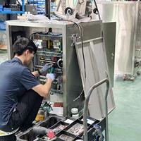 Machine automatique haute vitesse de remplissage et de bouchage de sachets à bec verseur pour liquides et pâtes, avec alimentateur de bouchons à bol vibrant, pour miel et applications d'isolation thermique en usine