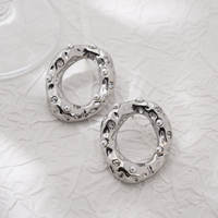 Pendientes de Perlas Plateadas y Doradas EDGE, Diseño Ovalado Abierto Abstracto, Texturizados, Joyería de Moda para Mujer