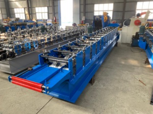 Machine de formage à froid de capuchons de toit fiables, ligne de production d'accessoires de <span class=keywords><strong>toiture</strong></span> métallique flexible <span class=keywords><strong>pour</strong></span> projets de construction - Product Image 6